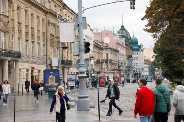 LVIV, UKRAINE - 11 Eylül 2022 Lviv, Ukrayna 'daki tarihi eski şehir manzarası. Lviv 'in dar Avrupa tarzı sokaklarındaki birçok eski bina ve cephe süsleri