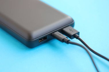 KYIV, UKRAINE - 4 Mayıs 2022 Belkin International logosuna sahip taşınabilir güç bankası pili, Amerikan tüketici elektroniği üreticisi, bağlantı cihazları konusunda uzmanlaşmış