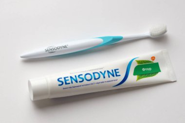 KYIV, UKRAINE - 4 Mayıs 2022 Sensodyne fluorine veya fluor, diş hassasiyetine karşı koruma sağlayan günlük florür diş macunudur.