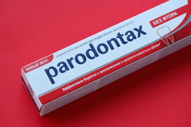 KYIV, UKRAINE - 4 Mayıs 2022 Parodontax diş macunu paketi yakın plan