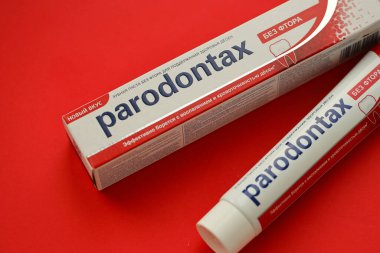 KYIV, UKRAINE - 4 Mayıs 2022 Parodontax diş macunu paketi yakın plan