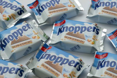 KYIV, UKRAINE - 4 Mayıs 2022 Knoppers Paketi Storck tarafından üretilen gevrek waffle sandviçi.