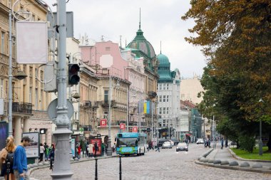 LVIV, UKRAINE - 11 Eylül 2022 Lviv, Ukrayna 'daki tarihi eski şehir manzarası. Lviv 'in dar Avrupa tarzı sokaklarındaki birçok eski bina ve cephe süsleri