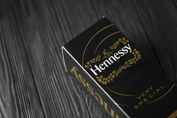 Kyiv Ukraine May 2022 Hennessy非常特别的原始酒精瓶放在黑色木制桌子上 精英酒精生产 — 图库照片