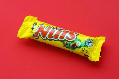 KYIV, UKRAINE - 4 Mayıs 2022 Nuts orijinal çikolata barı Nestle şirketi tarafından üretildi. Fındıklı ve renkli ambalajlı küçük çikolata.