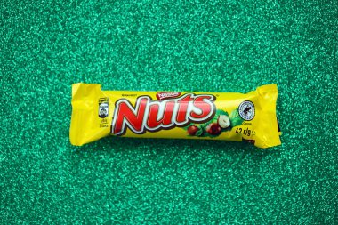 KYIV, UKRAINE - 4 Mayıs 2022 Nuts orijinal çikolata barı Nestle şirketi tarafından üretildi. Fındıklı ve renkli ambalajlı küçük çikolata.
