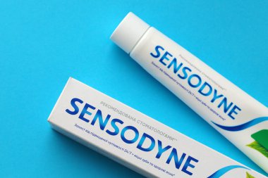 KYIV, UKRAINE - 4 Mayıs 2022 Sensodyne fluorine veya fluor, diş hassasiyetine karşı koruma sağlayan günlük florür diş macunudur.