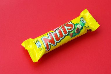 KYIV, UKRAINE - 4 Mayıs 2022 Nuts orijinal çikolata barı Nestle şirketi tarafından üretildi. Fındıklı ve renkli ambalajlı küçük çikolata.