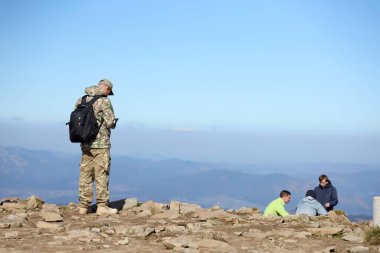 CARPathan Dağları, UKRAine - 8 Ekim 2022 Hoverla Dağı. Sonbaharda Ukrayna 'da Karpatlar. Turistler dağın zirvesine tırmanırlar. Chornogora tepesinin manzaralı manzarası.