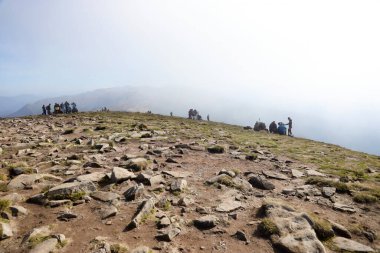 CARPathan Dağları, UKRAine - 8 Ekim 2022 Hoverla Dağı. Sonbaharda Ukrayna 'da Karpatlar. Turistler dağın zirvesine tırmanırlar. Chornogora tepesinin manzaralı manzarası.