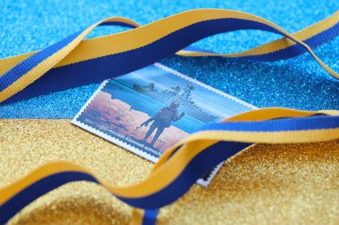 KYIV, UKRAINE - 4 Mayıs 2022 Rus savaş gemisi ve Ukrayna askeriyle damgalanmış gibi görünen ünlü Ukrayna hatırası