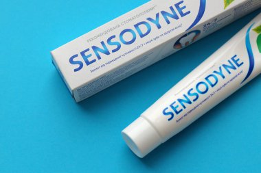 KYIV, UKRAINE - 4 Mayıs 2022 Sensodyne fluorine veya fluor, diş hassasiyetine karşı koruma sağlayan günlük florür diş macunudur.