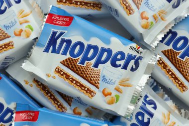 KYIV, UKRAINE - 4 Mayıs 2022 Knoppers Paketi Storck tarafından üretilen gevrek waffle sandviçi.