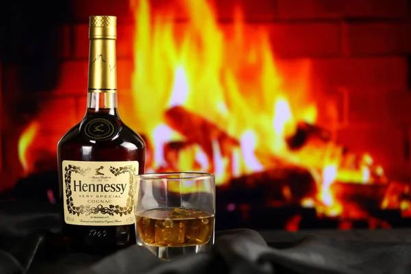 Kyiv Ukraine May 2022 Hennessy非常特别的原始酒精瓶放在木制桌子上 背景为红色壁炉 精英酒精生产 — 图库照片