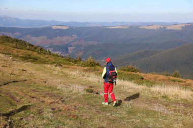 CARPathan Dağları, UKRAine - 8 Ekim 2022 Hoverla Dağı. Sonbaharda Ukrayna 'da Karpatlar. Turistler Hoverla dağının tepesine tırmanmak için tepeler ve ormanlar arasında yürürler.