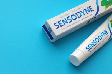 KYIV, UKRAINE - 4 Mayıs 2022 Sensodyne fluorine veya fluor, diş hassasiyetine karşı koruma sağlayan günlük florür diş macunudur.
