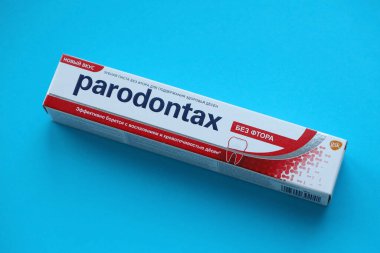 KYIV, UKRAINE - 4 Mayıs 2022 Parodontax diş macunu paketi yakın plan