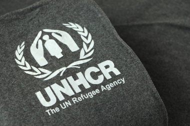 KYIV, UKRAINE - 4 Mayıs 2022 UNHCR İnsani yardım ürünlerinden gelen insani yardım battaniyelerinin BM Mülteci Ajansı logosu