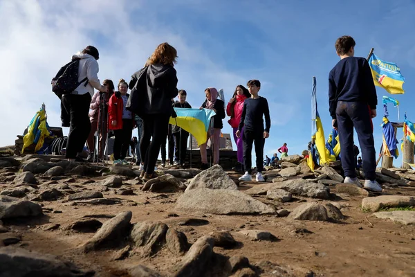 加泰罗尼亚山区 2022年10月8日 胡佛拉山 秋天的乌克兰喀尔巴阡山脉 游客们爬上山顶 Chornogora山脊风景如画 — 图库照片
