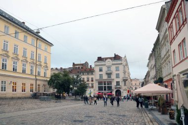 LVIV, UKRAINE - 11 Eylül 2022 Lviv, Ukrayna 'daki tarihi eski şehir manzarası. Lviv 'in dar Avrupa tarzı sokaklarındaki birçok eski bina ve cephe süsleri