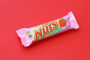 KYIV, UKRAINE - 4 Mayıs 2022 Nuts orijinal çikolata barı Nestle şirketi tarafından üretildi. Fındıklı ve renkli ambalajlı küçük çikolata.