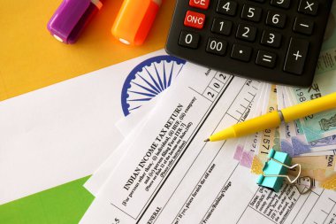 KYIV, UKRAINE - 4 Mayıs 2022 Hindistan gelir vergisi beyannamesi, Hint bayrağına kalem ve Hint rupileri iliştirilmiş boş form. Yıllık vergi raporu kavramı