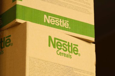 KYIV, UKRAINE - 4 Mayıs 2022 Nestle şirketinin logosu olan büyük karton kutular. Yuva mallarının taşınma deposu