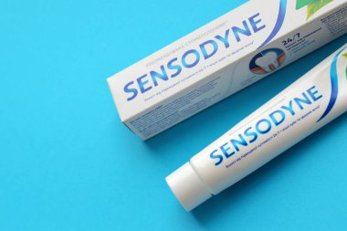 KYIV, UKRAINE - 4 Mayıs 2022 Sensodyne fluorine veya fluor, diş hassasiyetine karşı koruma sağlayan günlük florür diş macunudur.