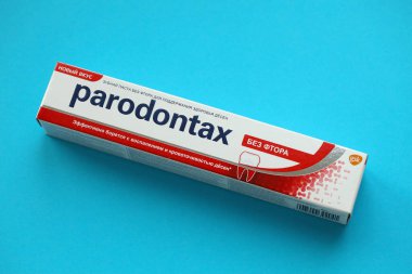 KYIV, UKRAINE - 4 Mayıs 2022 Parodontax diş macunu paketi yakın plan