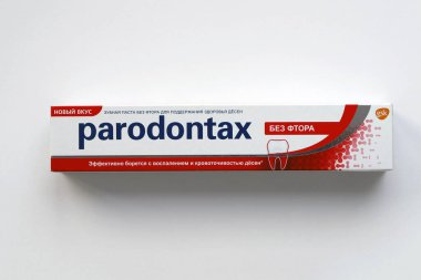 KYIV, UKRAINE - 4 Mayıs 2022 Parodontax diş macunu paketi yakın plan