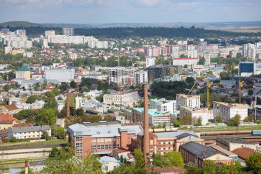 LVIV, UKRAINE - 11 Eylül 2022 Lviv, Ukrayna 'daki tarihi şehrin Panorama manzarası. Sonbahar gününün başında metal çatıları ve katedral kubbeleri olan birçok eski bina.