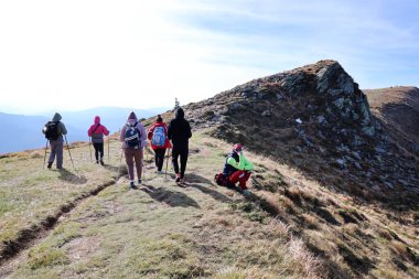 CARPathan Dağları, UKRAine - 8 Ekim 2022 Hoverla Dağı. Sonbaharda Ukrayna 'da Karpatlar. Turistler Hoverla dağının tepesine tırmanmak için tepeler ve ormanlar arasında yürürler.