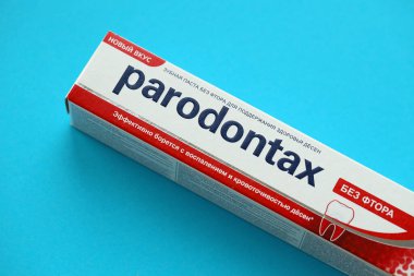 KYIV, UKRAINE - 4 Mayıs 2022 Parodontax diş macunu paketi yakın plan