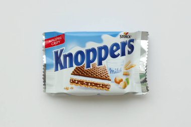 KYIV, UKRAINE - 4 Mayıs 2022 Knoppers Paketi Storck tarafından üretilen gevrek waffle sandviçi.