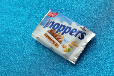 KYIV, UKRAINE - 4 Mayıs 2022 Knoppers Paketi Storck tarafından üretilen gevrek waffle sandviçi.