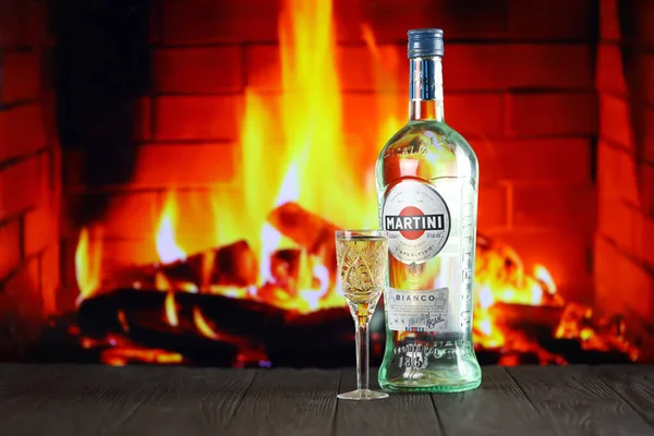Kyiv Ukraine May 2022 Vermouth Martini最初的酒精瓶放在木制桌子上 背景为红色壁炉 精英酒精生产 — 图库照片