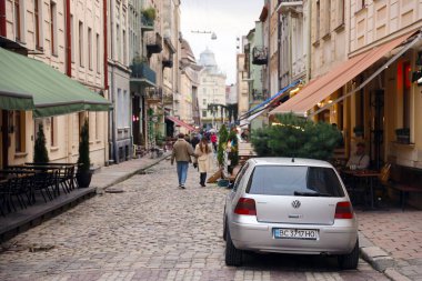 LVIV, UKRAINE - 11 Eylül 2022 Lviv, Ukrayna 'daki tarihi eski şehir manzarası. Lviv 'in dar Avrupa tarzı sokaklarındaki birçok eski bina ve cephe süsleri