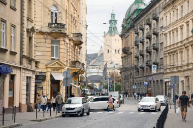 LVIV, UKRAINE - 11 Eylül 2022 Lviv, Ukrayna 'daki tarihi eski şehir manzarası. Lviv 'in dar Avrupa tarzı sokaklarındaki birçok eski bina ve cephe süsleri