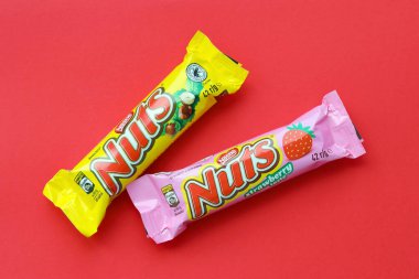 KYIV, UKRAINE - 4 Mayıs 2022 Nuts orijinal çikolata barı Nestle şirketi tarafından üretildi. Fındıklı ve renkli ambalajlı küçük çikolata.