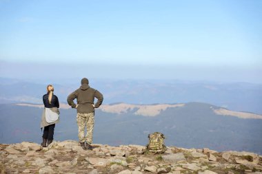 CARPathan Dağları, UKRAine - 8 Ekim 2022 Hoverla Dağı. Sonbaharda Ukrayna 'da Karpatlar. Turistler dağın zirvesine tırmanırlar. Chornogora tepesinin manzaralı manzarası.