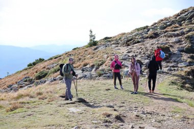 CARPathan Dağları, UKRAine - 8 Ekim 2022 Hoverla Dağı. Sonbaharda Ukrayna 'da Karpatlar. Turistler Hoverla dağının tepesine tırmanmak için tepeler ve ormanlar arasında yürürler.