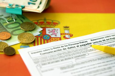 KYIV, UKRAINE - 4 Mayıs 2022 Modelo Her ay maaşlarınıza uygulanan kişisel gelir vergisini hesaplamak için kişisel gelir vergisine ayrılmış 145 İspanyol vergi formu