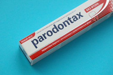 KYIV, UKRAINE - 4 Mayıs 2022 Parodontax diş macunu paketi yakın plan