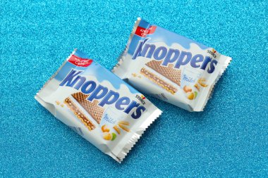 KYIV, UKRAINE - 4 Mayıs 2022 Knoppers Paketi Storck tarafından üretilen gevrek waffle sandviçi.