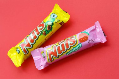 KYIV, UKRAINE - 4 Mayıs 2022 Nuts orijinal çikolata barı Nestle şirketi tarafından üretildi. Fındıklı ve renkli ambalajlı küçük çikolata.