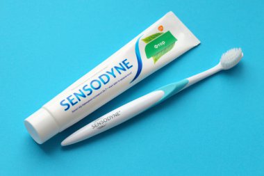 KYIV, UKRAINE - 4 Mayıs 2022 Sensodyne fluorine veya fluor, diş hassasiyetine karşı koruma sağlayan günlük florür diş macunudur.