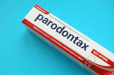KYIV, UKRAINE - 4 Mayıs 2022 Parodontax diş macunu paketi yakın plan