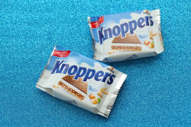KYIV, UKRAINE - 4 Mayıs 2022 Knoppers Paketi Storck tarafından üretilen gevrek waffle sandviçi.