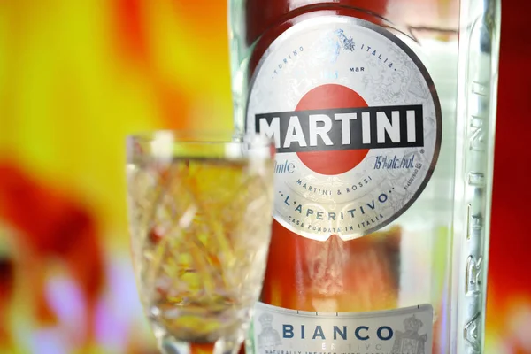 Kyiv Ukraine Toukokuu 2022 Vermouth Martini Alkuperäinen Alkoholipullo Puupöydällä Punainen — kuvapankkivalokuva