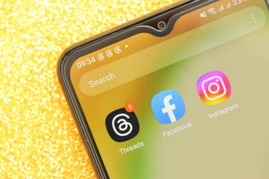KYIV, UKRAINE - 7 Temmuz 2023: Samsung akıllı telefonunun masadaki gösteriminde Meta uygulamasının iplikleri